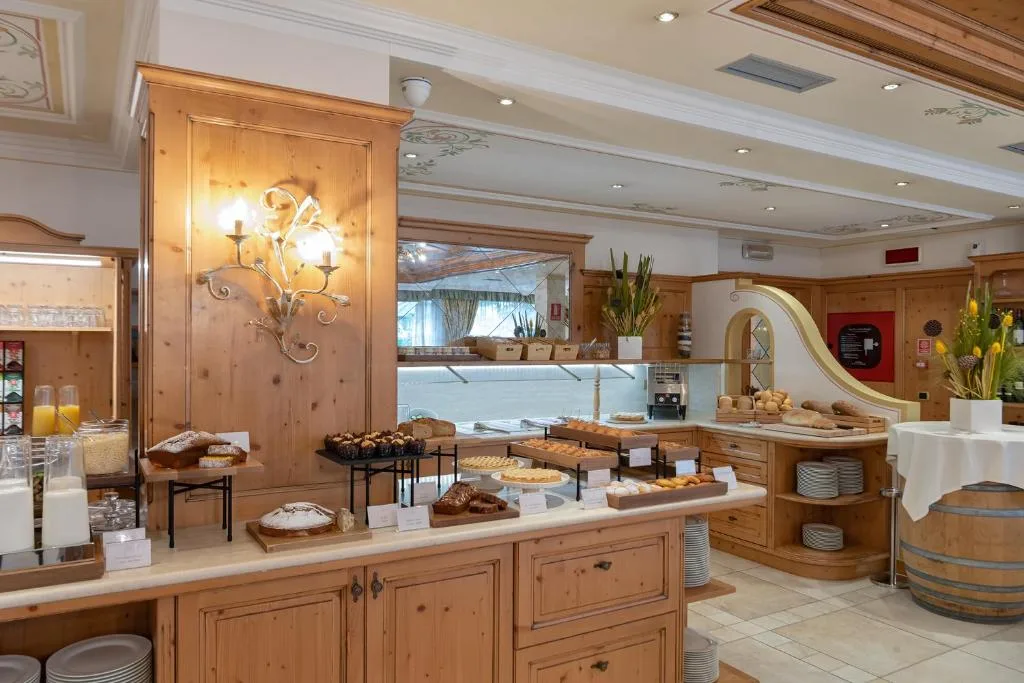 Buffet della colazione con dolci, pane e pasticceria
