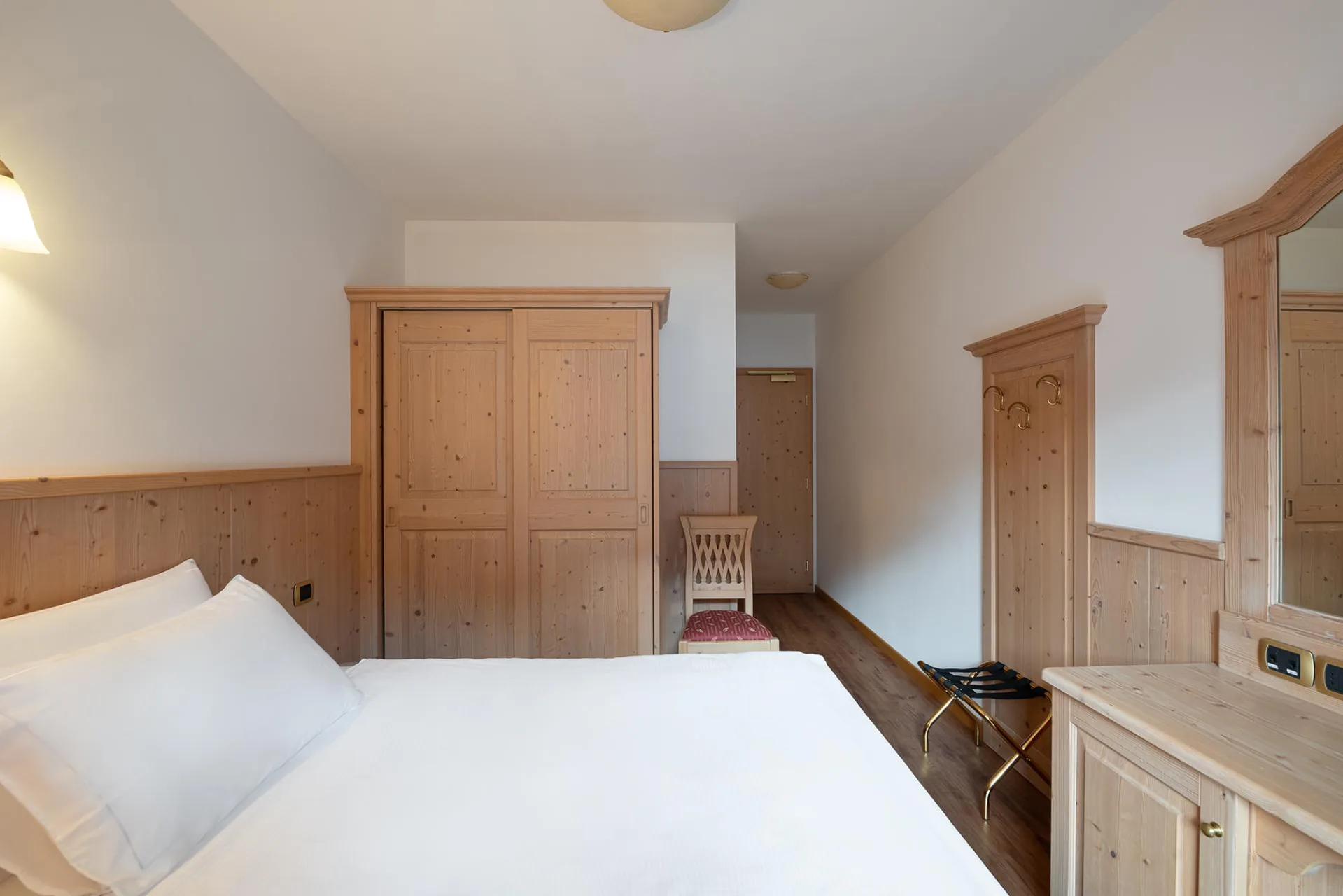 Dettaglio di camera con armadio in legno e ingresso
