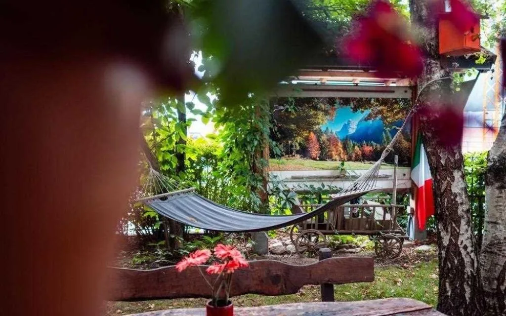 Giardino con amaca e angolo relax immerso nella vegetazione